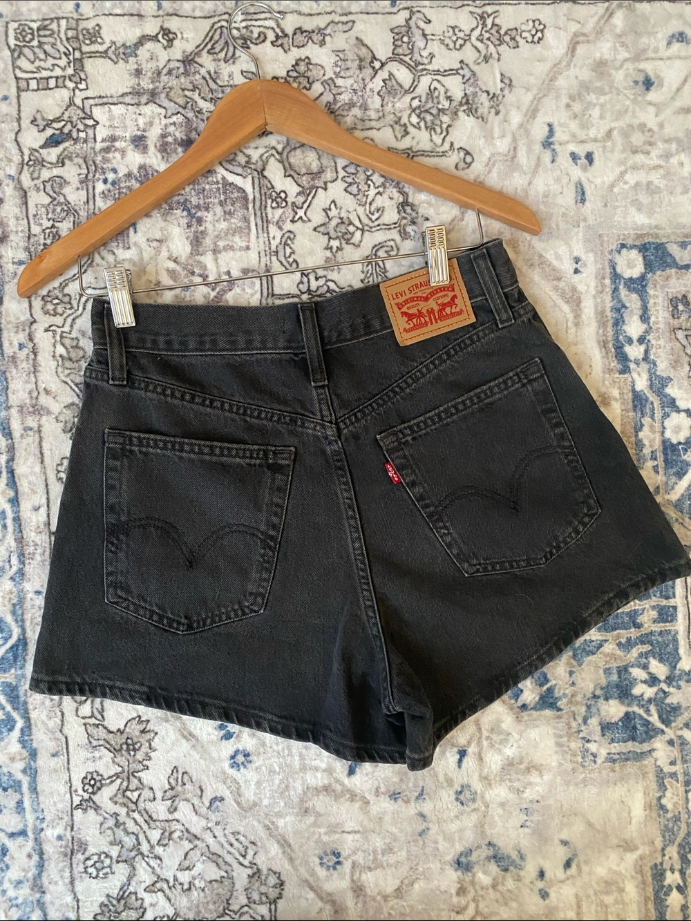 NWOT Levi’s Black High-Waist Denim Mom Shorts - Picture 3 of 7